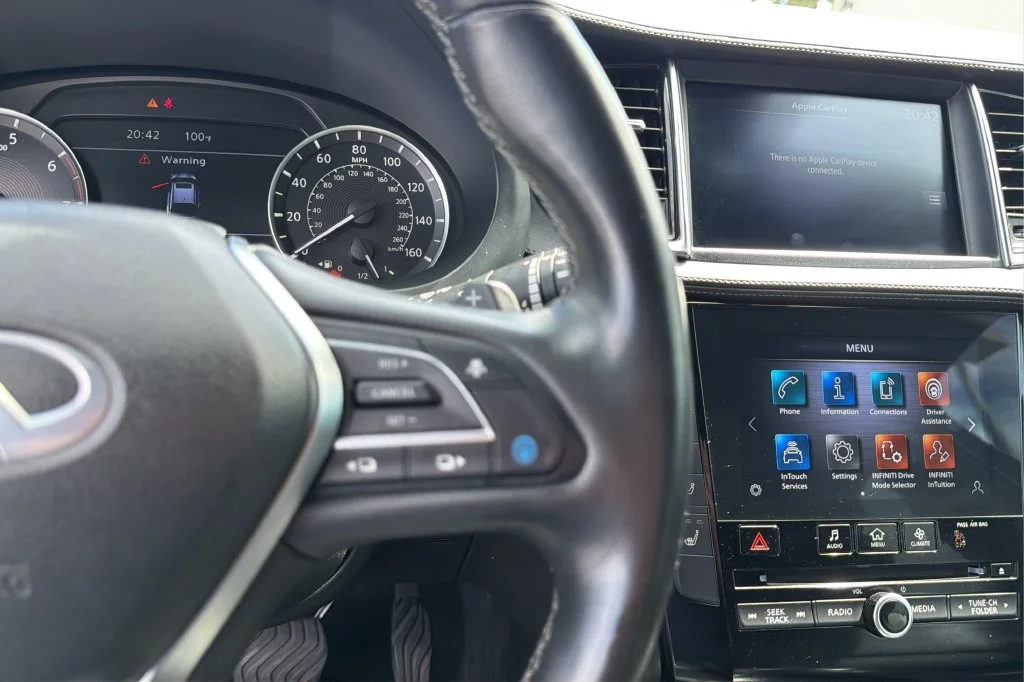 Used 2023 White INFINITI LUXE image 21