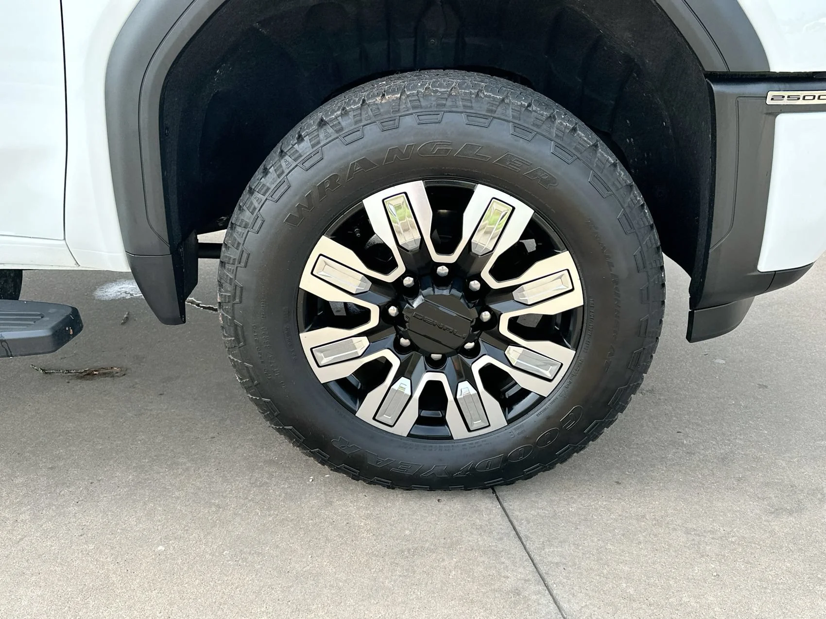 Used 2025 White GMC Denali image 10