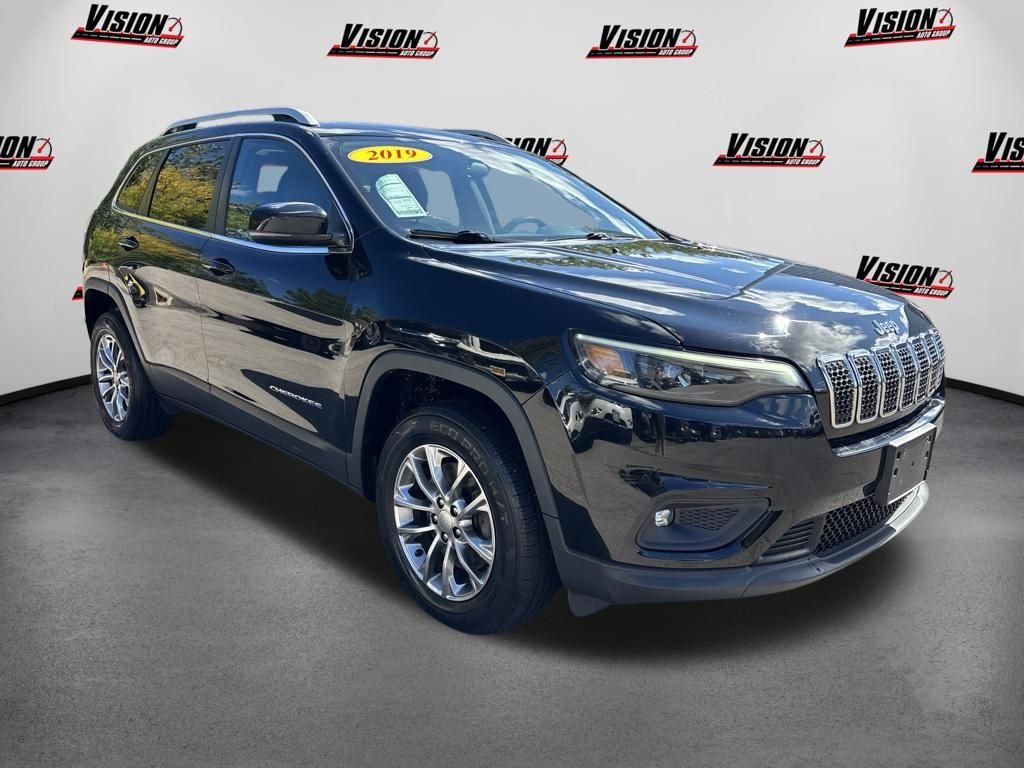 Used 2019 Black Jeep Latitude Plus image 3