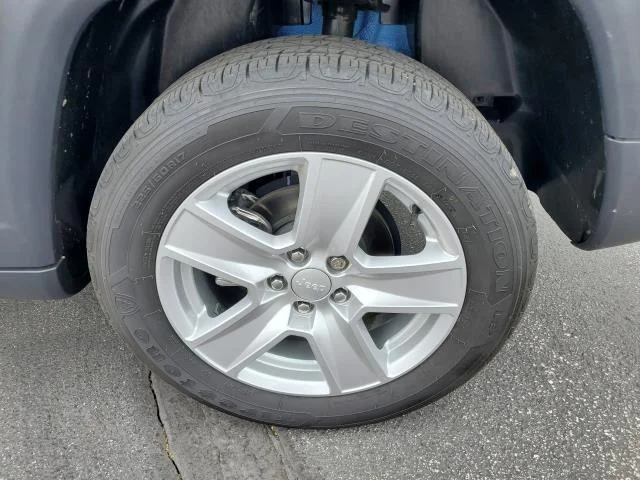 Used 2022 Laser Blue Pearlcoat Jeep Latitude image 27