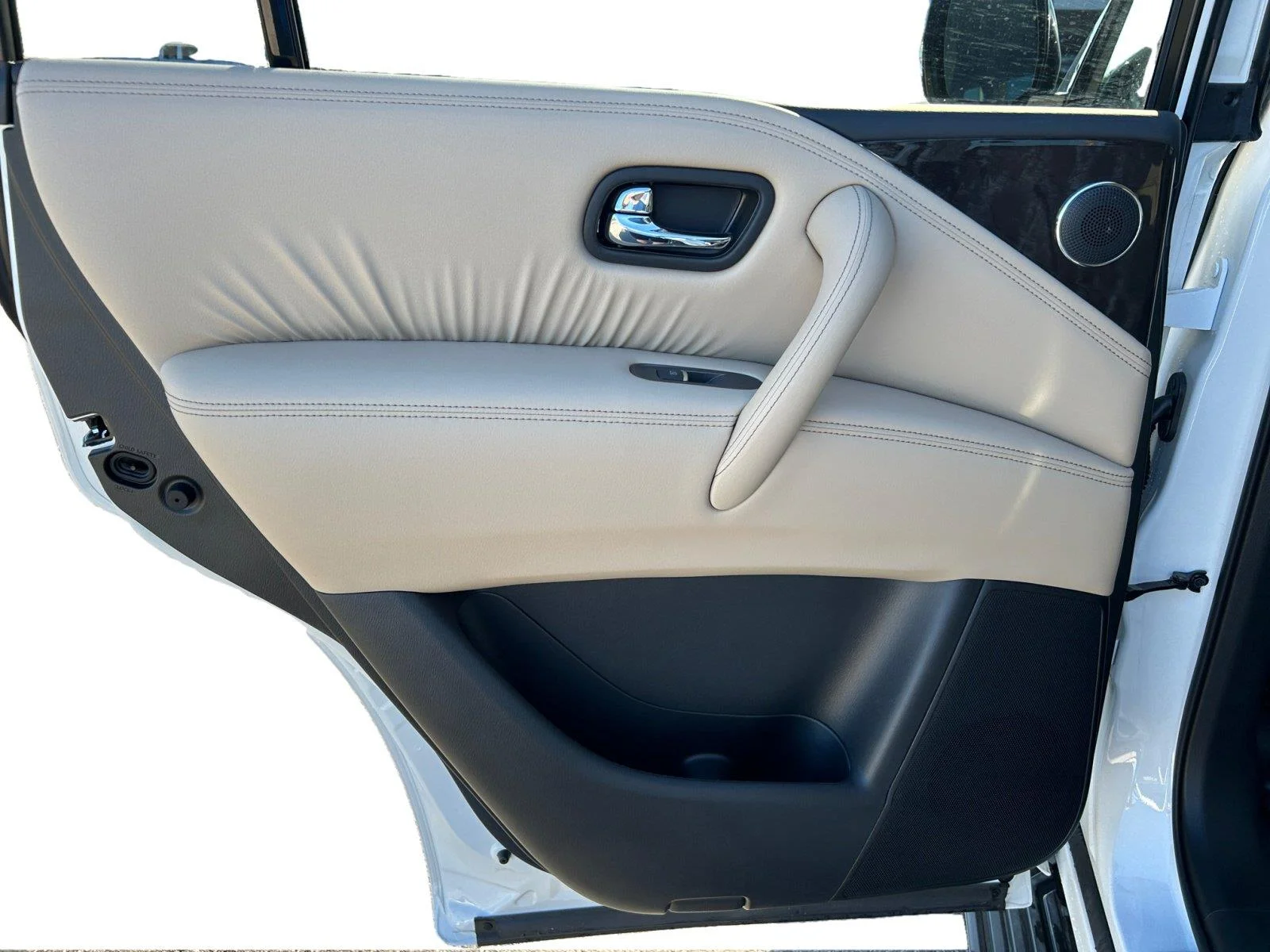 Used 2023 Aspen White Tricoat Nissan Platinum image 17