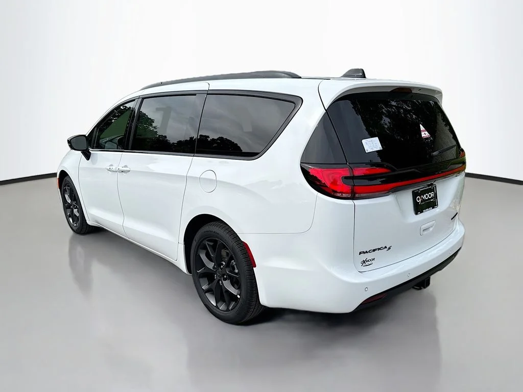 New 2027 Bright White Clearcoat Chrysler Limited image 6