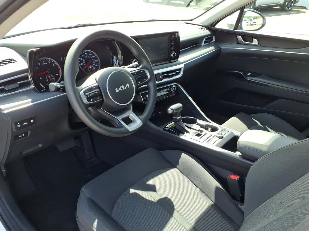 Used 2024 White Kia LXS image 17