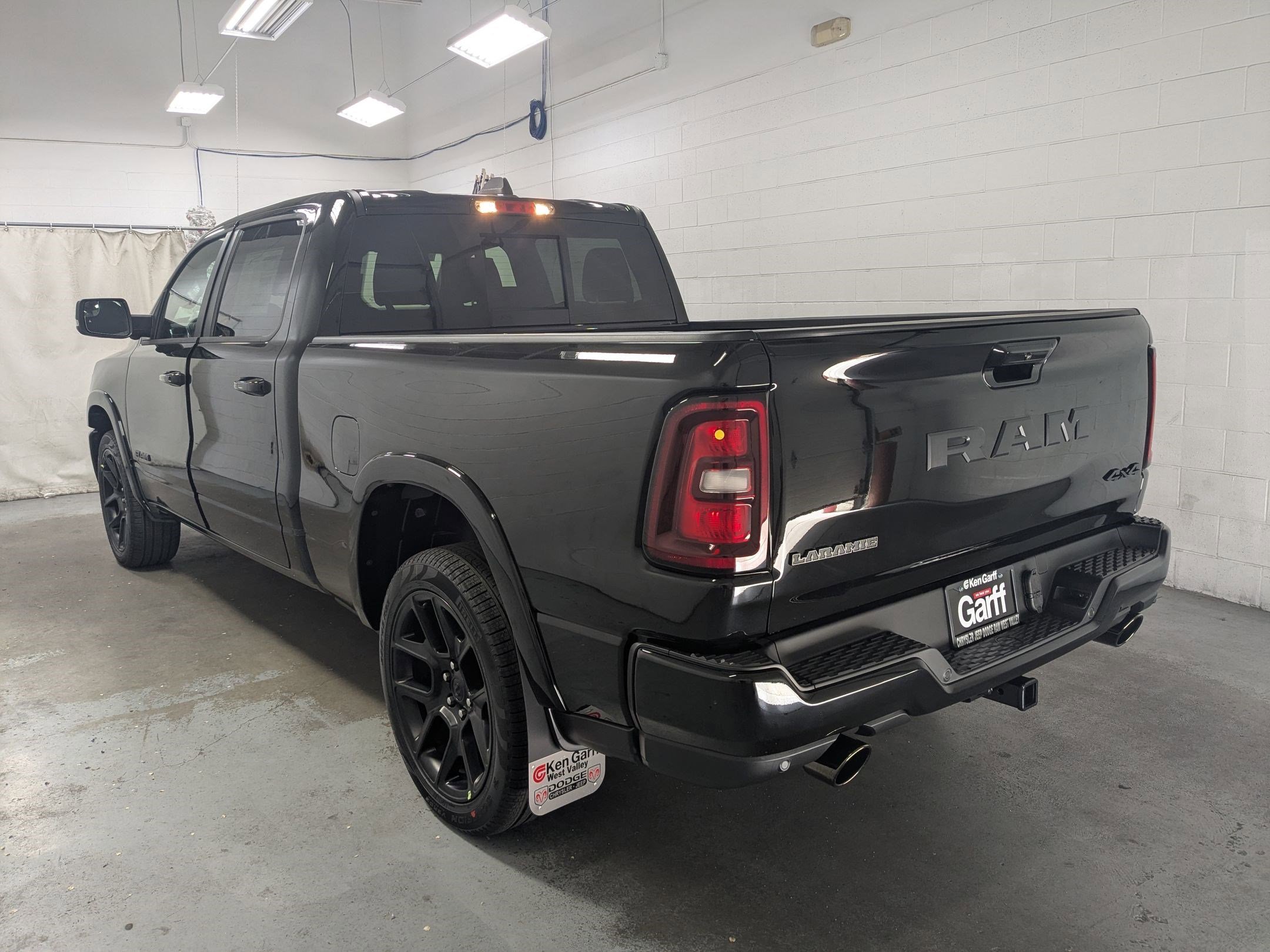 New 2026 Diamond Black Crystal Pearl-Coat Exterior Paint RAM Laramie image 7