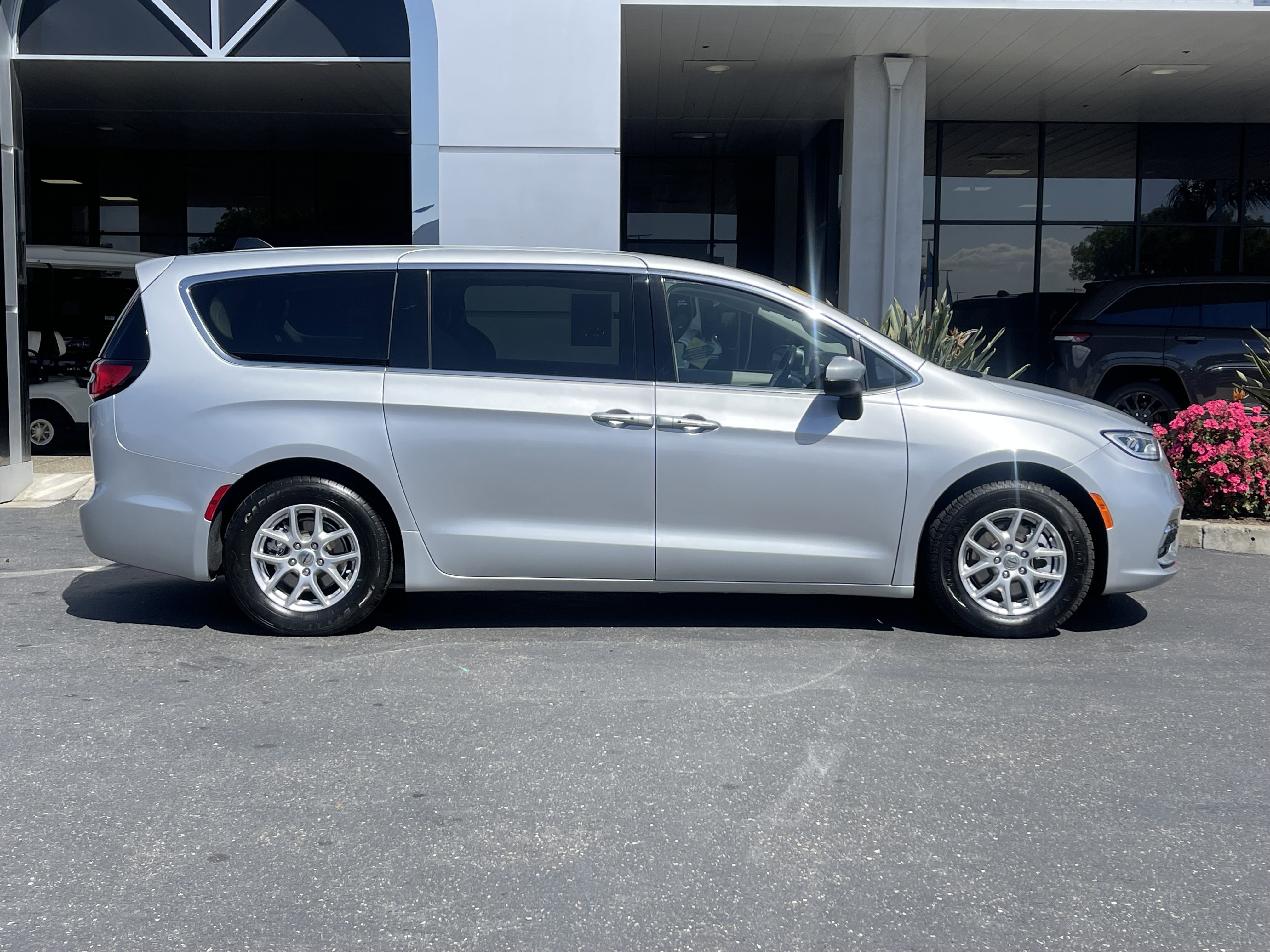 Used 2023 Silver Chrysler Touring L image 6