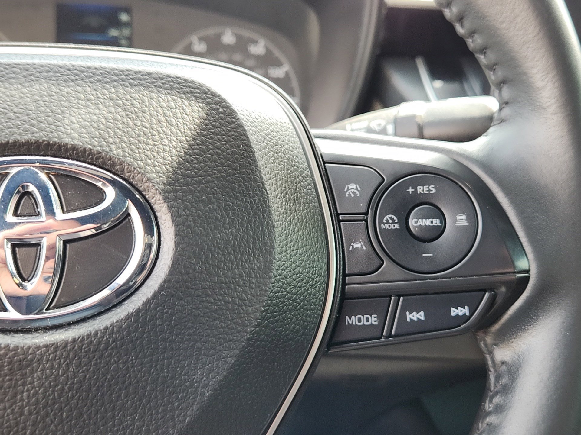 Certified Used 2025 Wind Chill Pearl Toyota SE image 17
