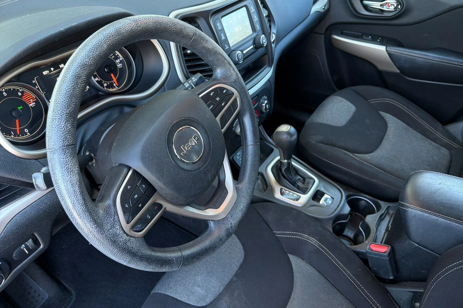 Used 2018 Silver Jeep Latitude image 12