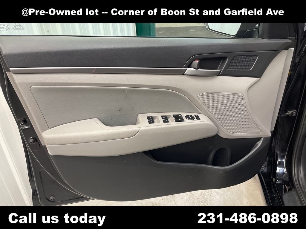 Used 2017 Black Hyundai SE image 15