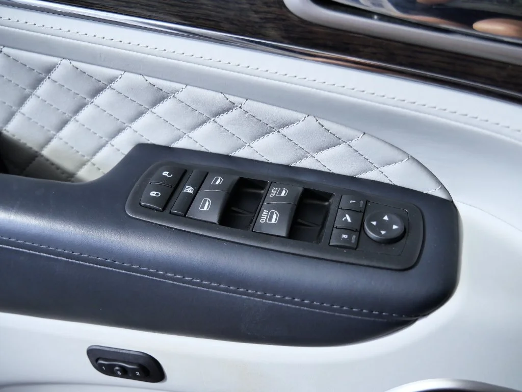 Used 2017 White Jeep Summit image 27