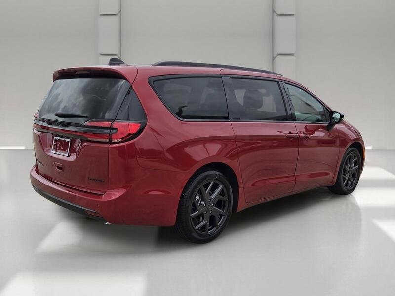 New 2027 Red Hot Pearl-Coat Exterior Paint Chrysler LIMITED FWD image 5