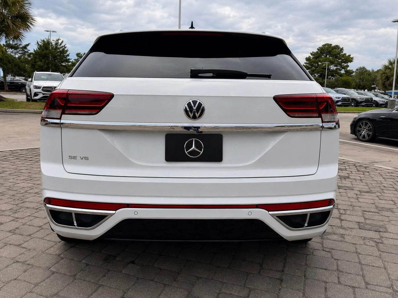 Used 2021 Pure White Volkswagen 3.6L V6 SE w/Technology R-Line image 10