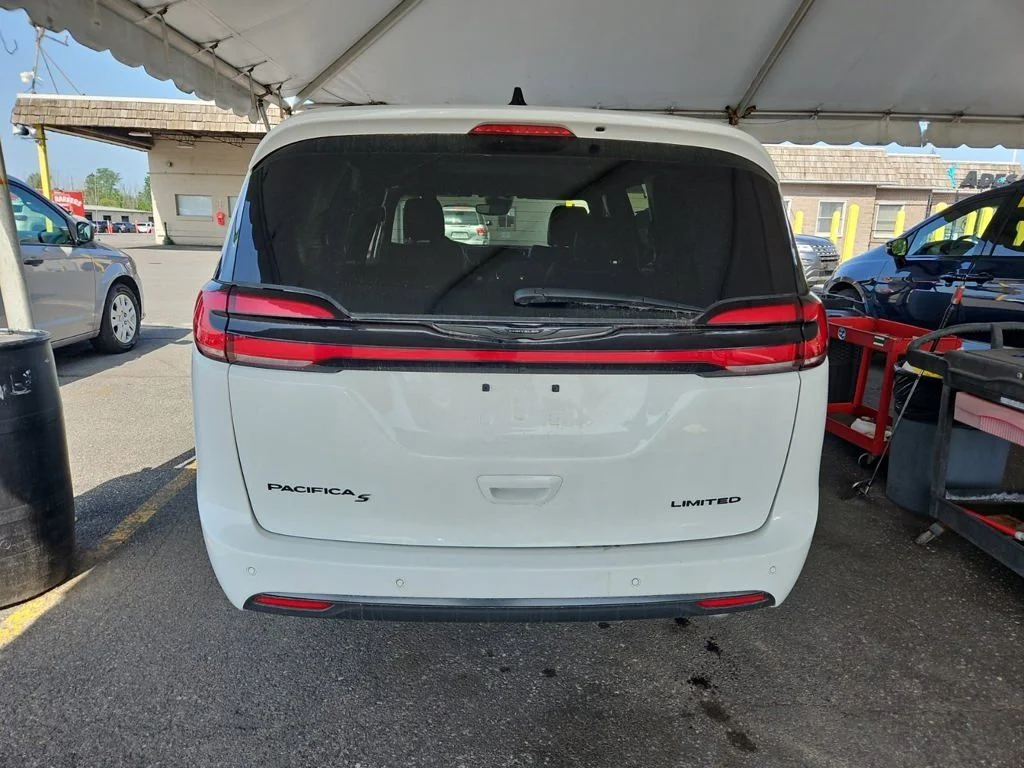 Used 2025 White Chrysler Limited image 2