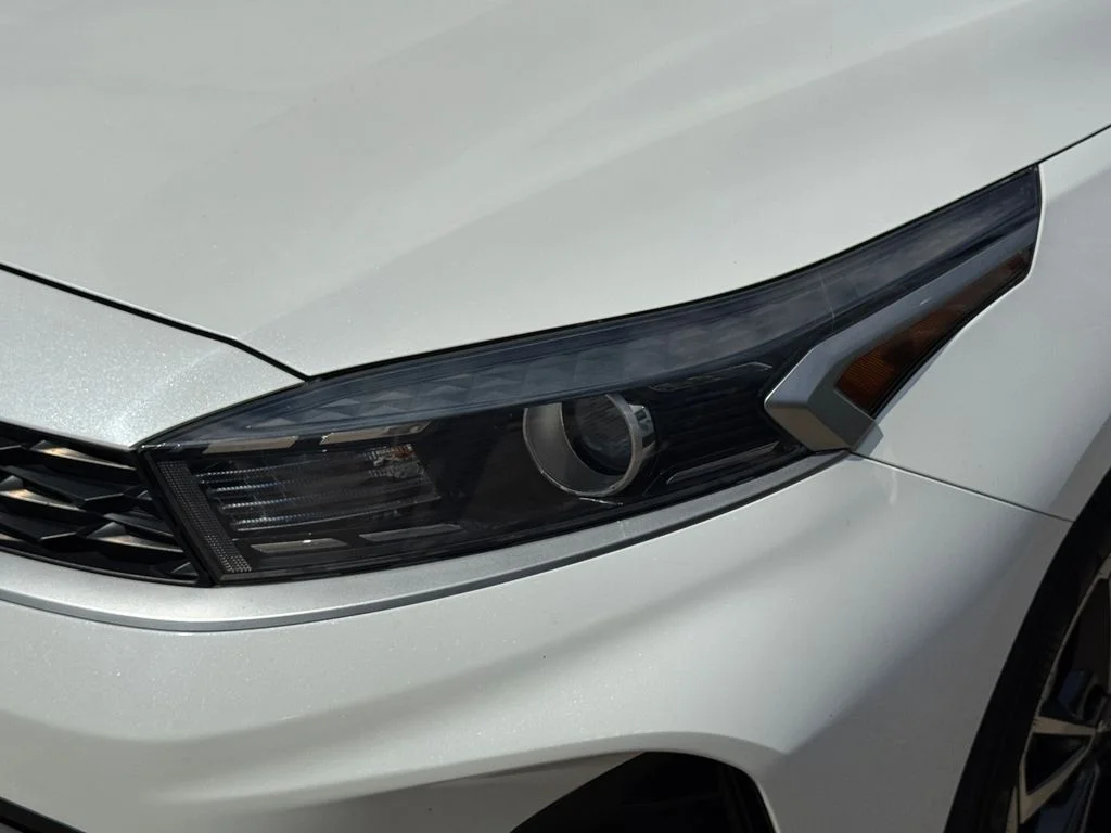 Used 2023 White Kia LXS image 5