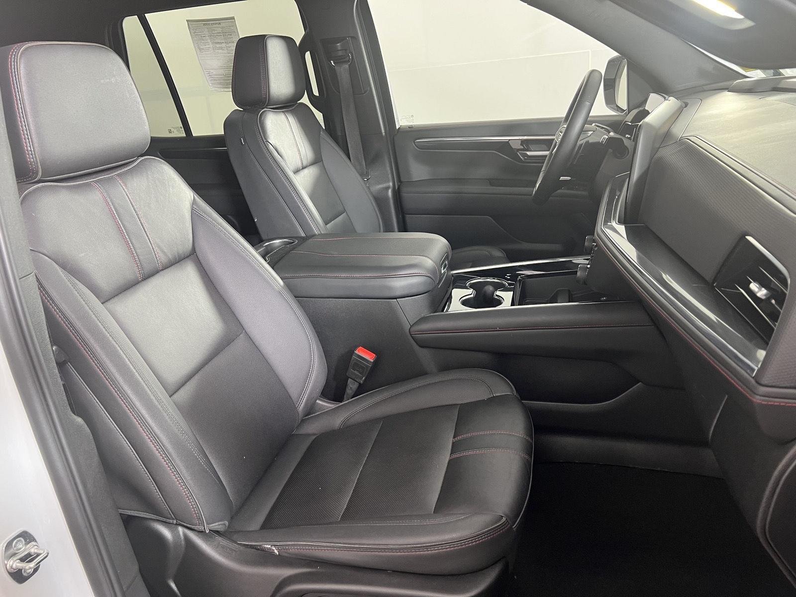 Used 2025 Pearl Chevrolet RST image 27