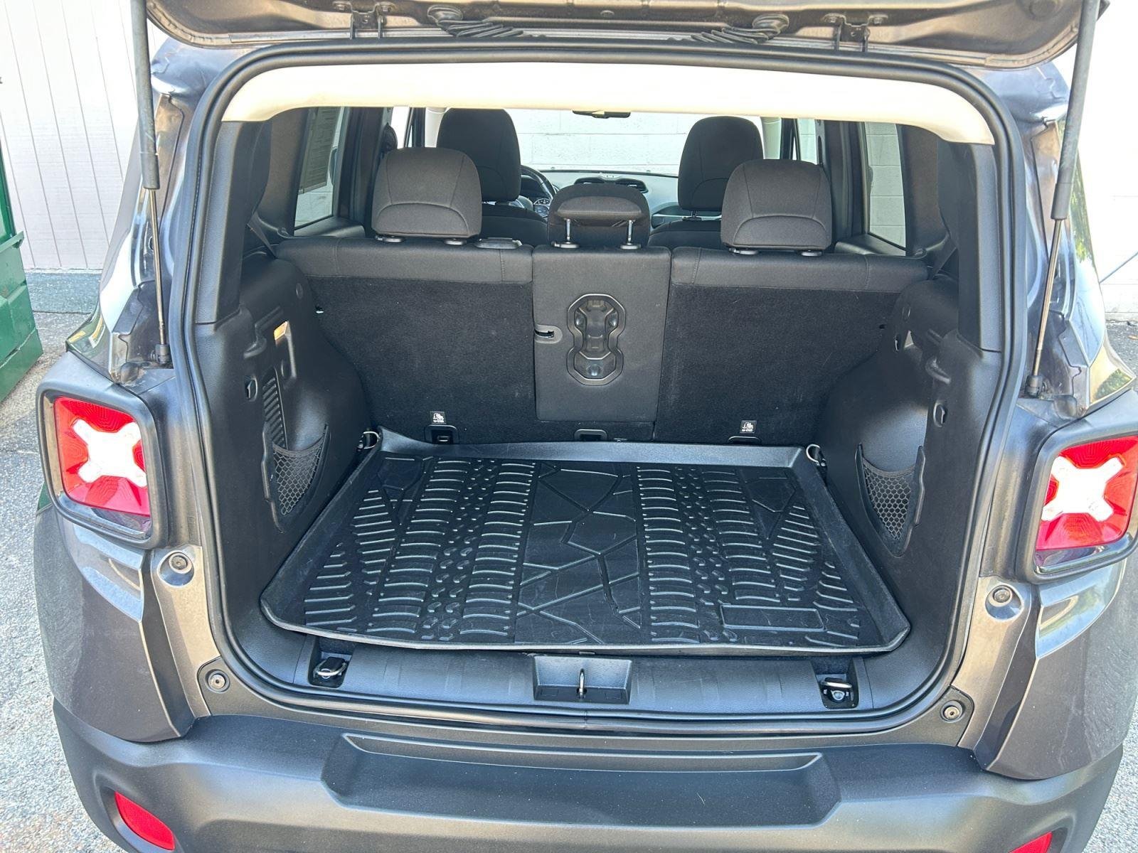 Used 2018  JEEP ALTITUDE image 17
