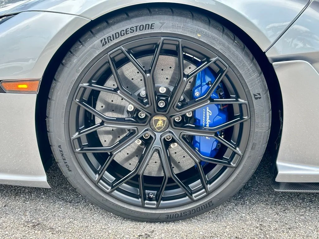 New 2026 Grigio Lamborghini Base image 9