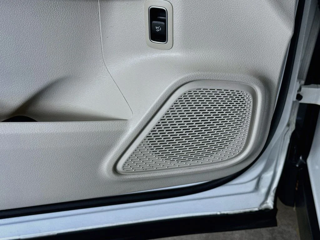 Used 2022 White Mercedes-Benz GLB 250 image 19