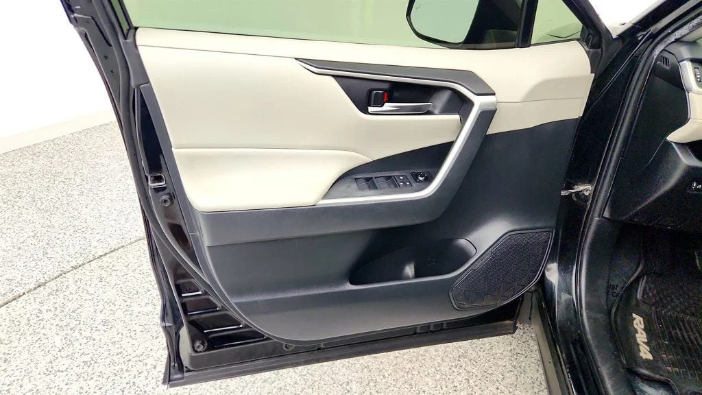 Used 2019 Midnight Black Metallic Toyota XLE AWD image 11