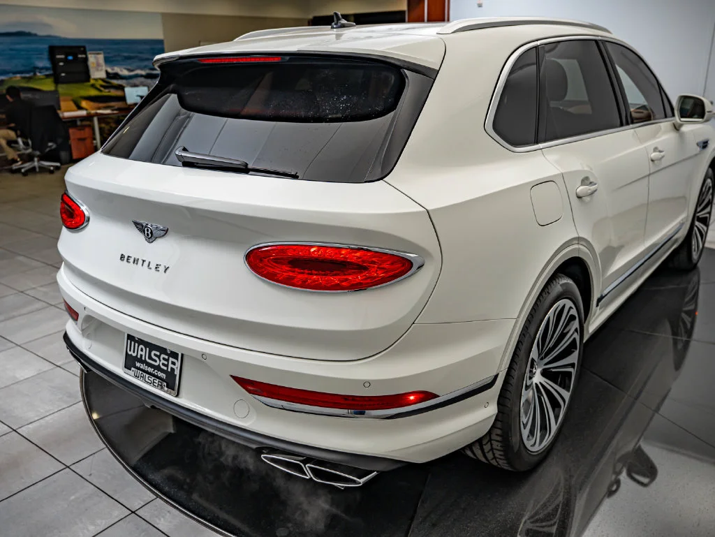 Used 2022 White Bentley V8 image 18
