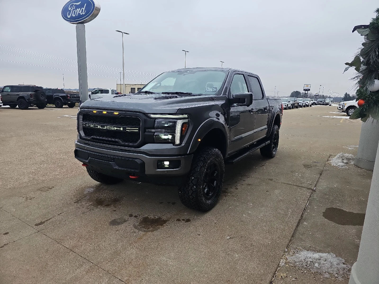 New 2025 Carbonized Gray Metallic Ford Lariat® image 28