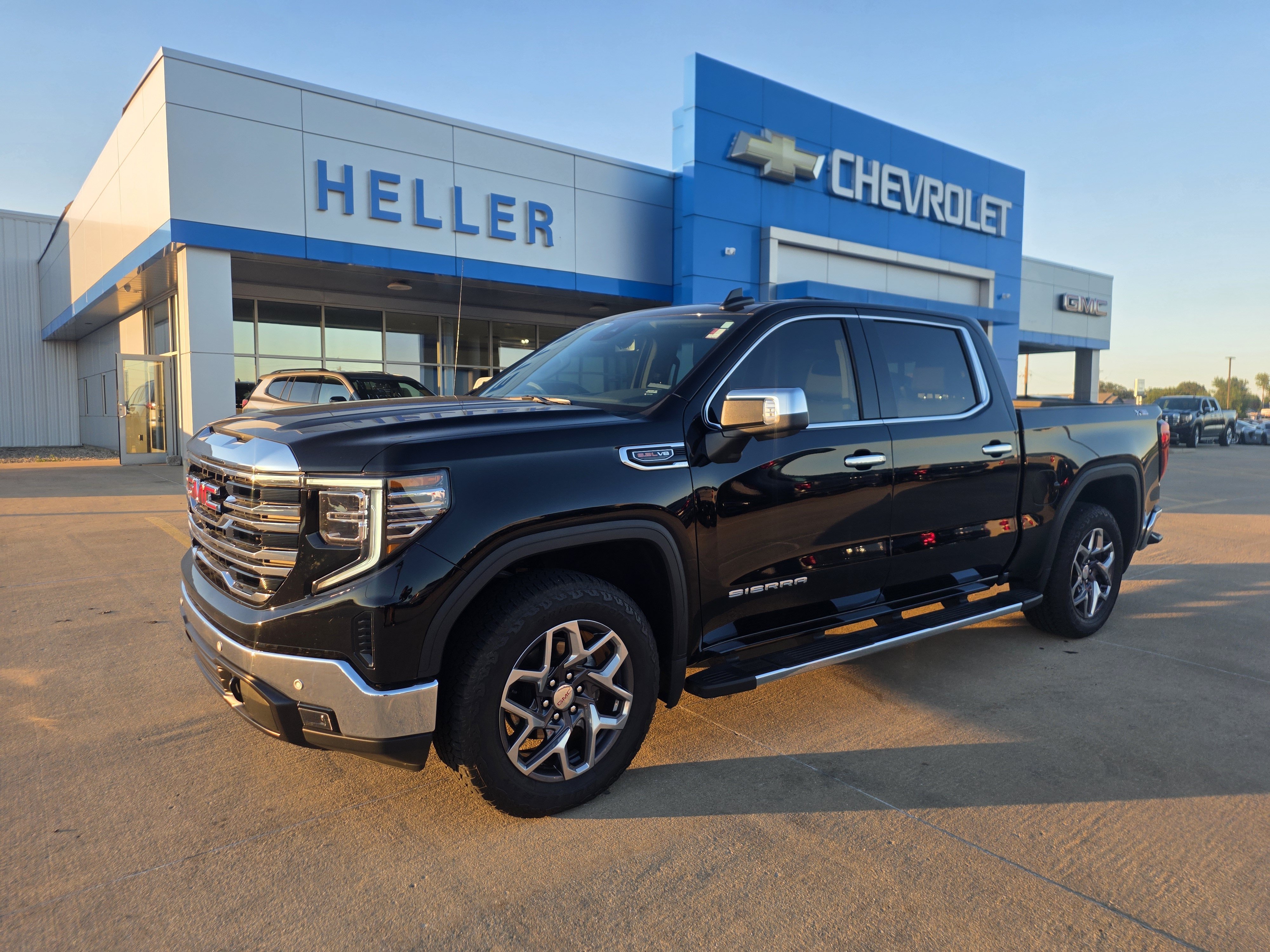 Used 2022 Onyx Black GMC SLT image 3