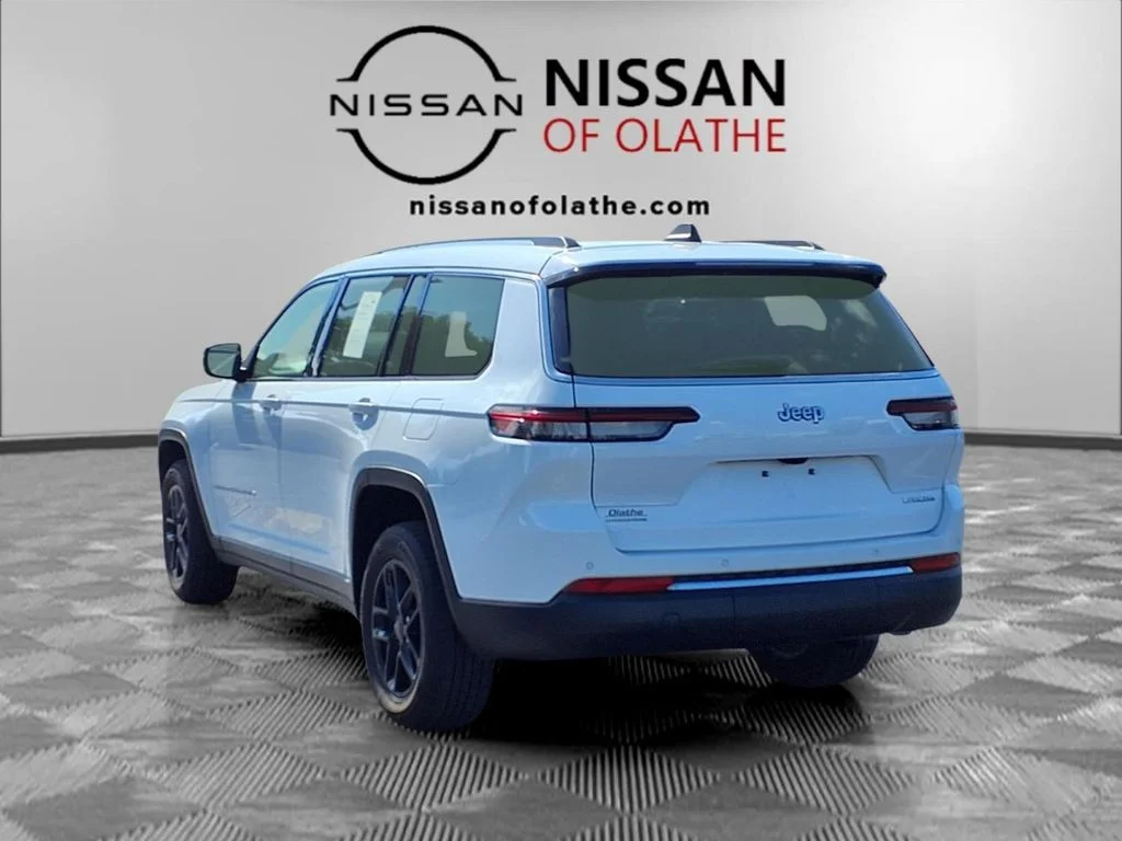Used 2023 White/off-white Jeep Laredo image 3