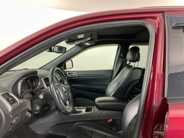 Used 2017  Jeep Laredo image 10