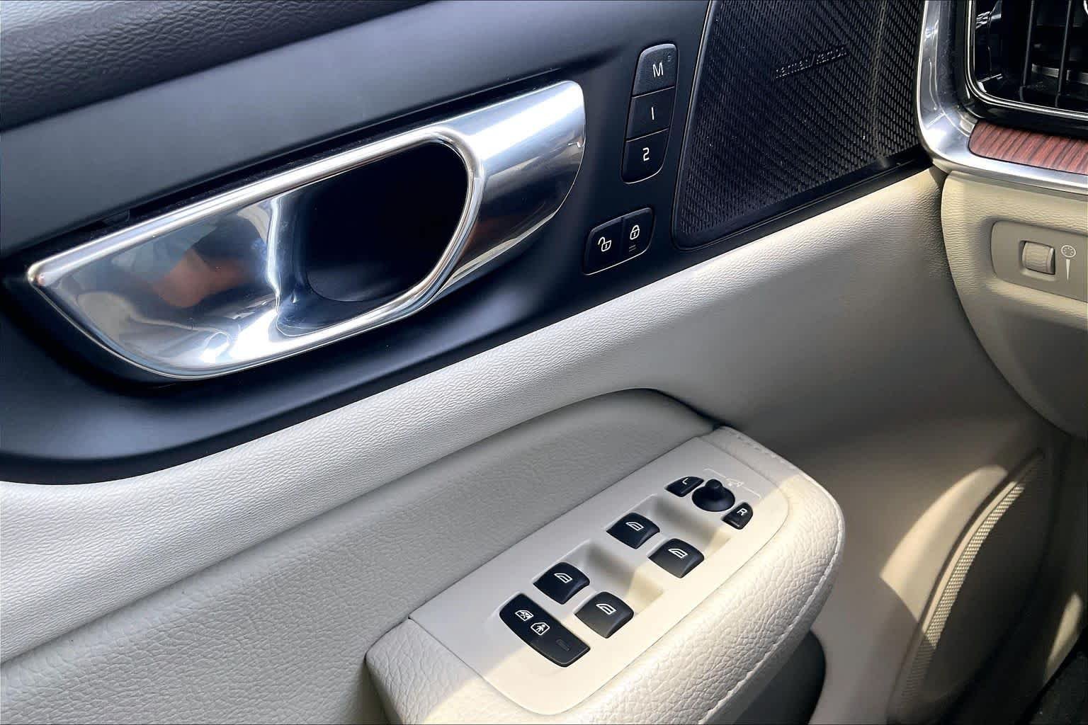 Used 2019 Denim Blue Metallic Volvo Momentum image 34