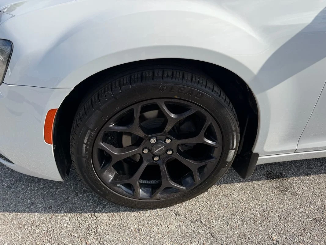 Used 2019  Chrysler Touring image 10