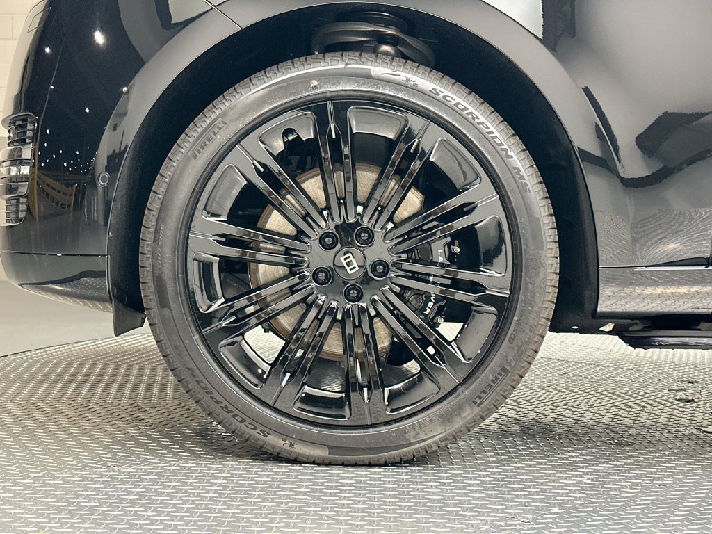 New 2027 Santorini Black Metallic Land Rover SE image 5
