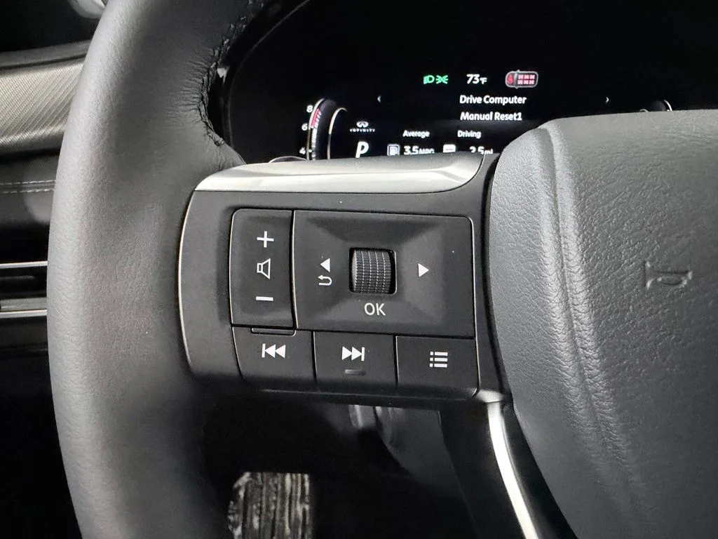 New 2027 2T RAD WHT INFINITI Sport AWD image 32
