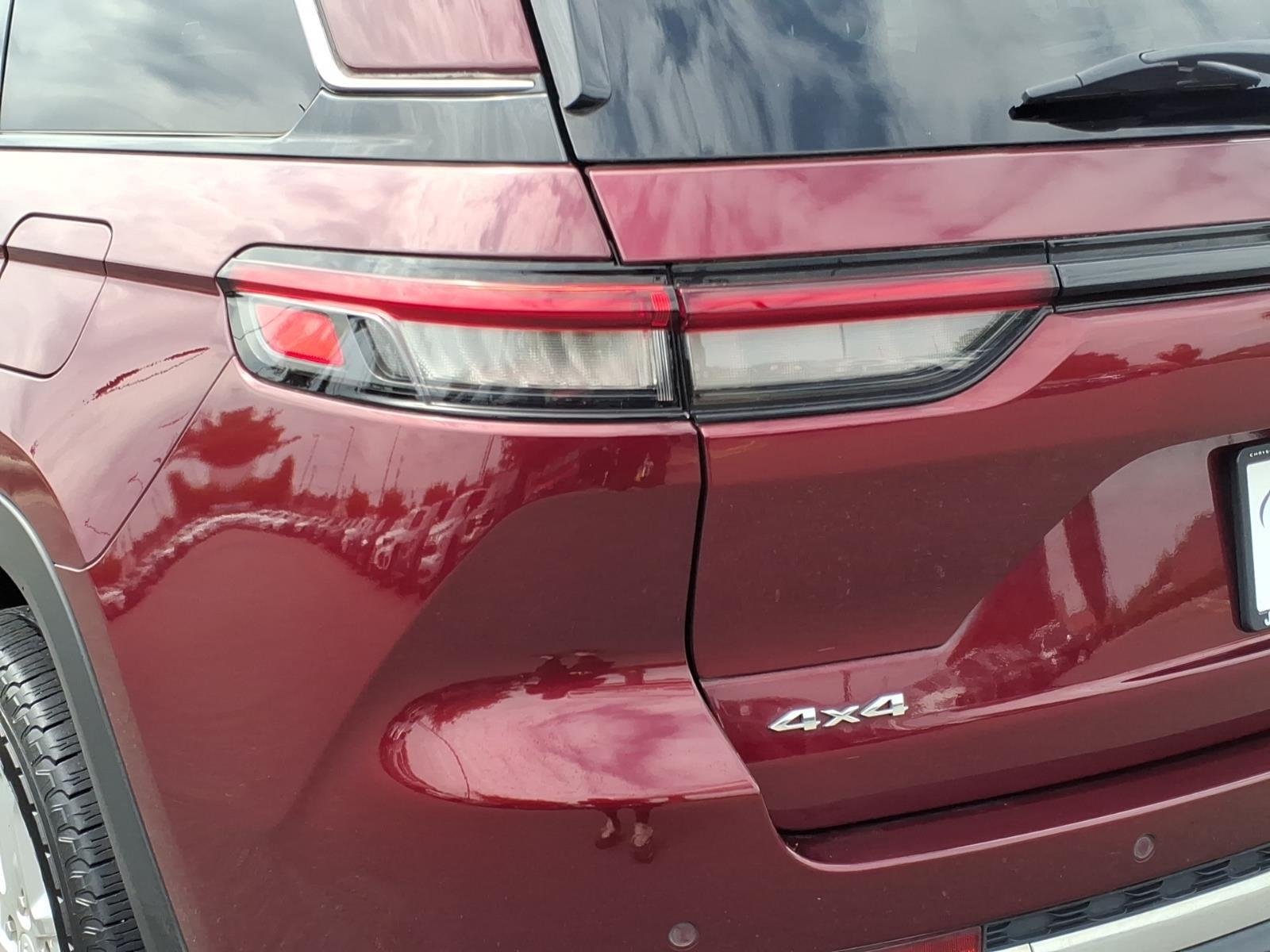 Used 2023 Velvet Red Pearlcoat Jeep Laredo image 17