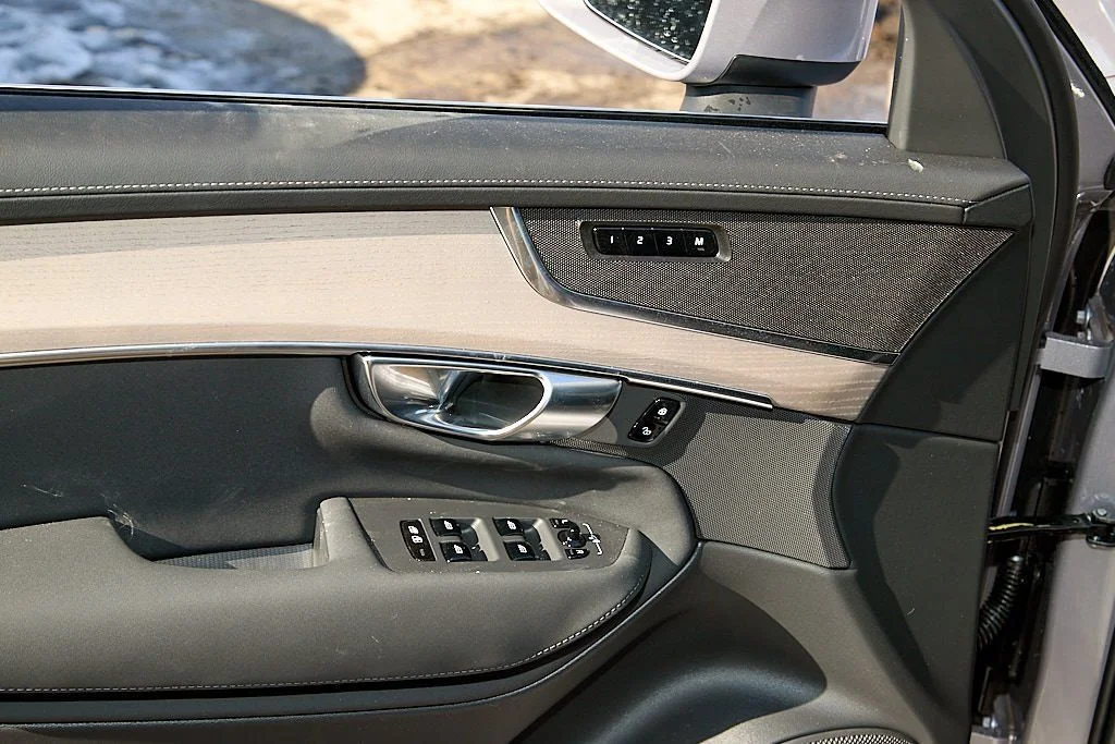 New 2026 Aurora Silver Volvo Plus image 11