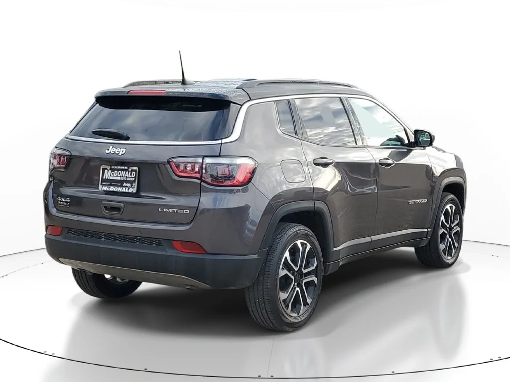Used 2024  Jeep Limited image 3