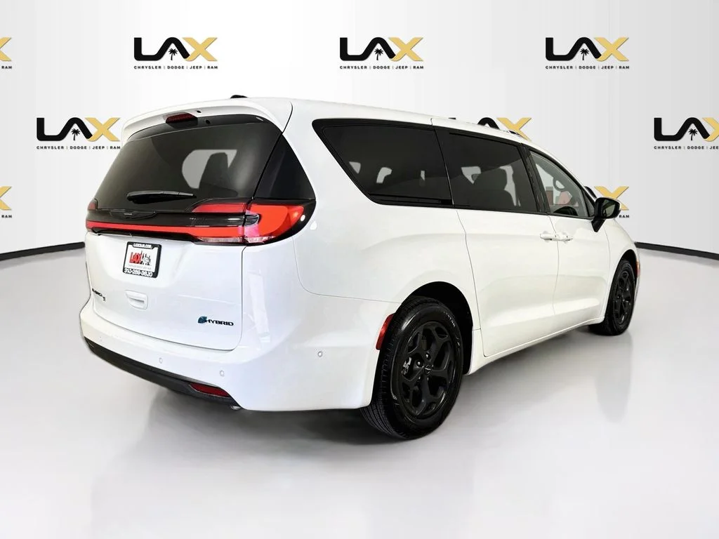 Used 2023 White Chrysler Touring L image 7