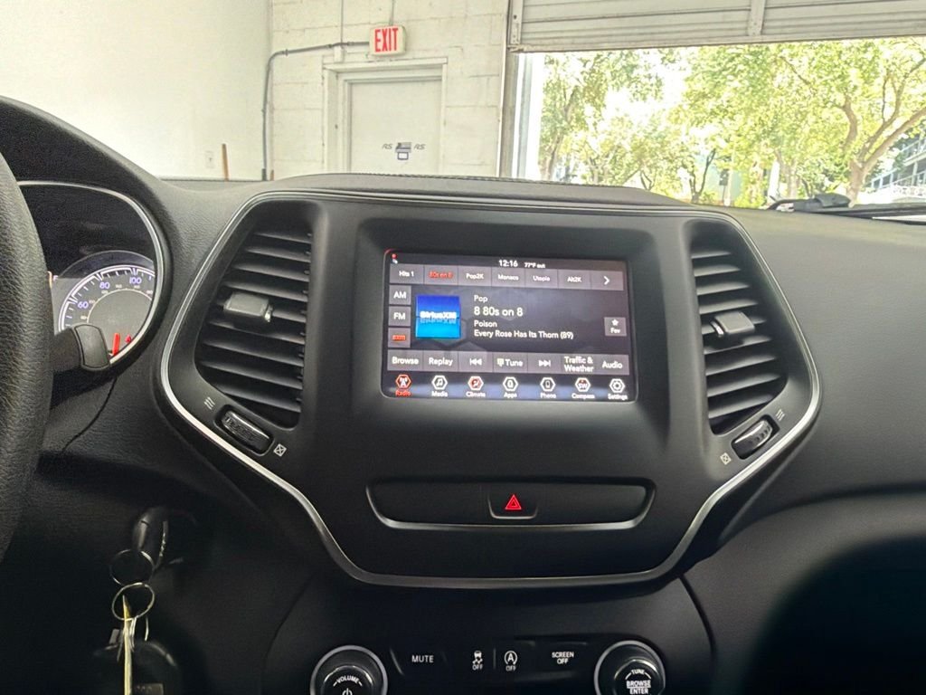 Used 2020 White Jeep Latitude image 33