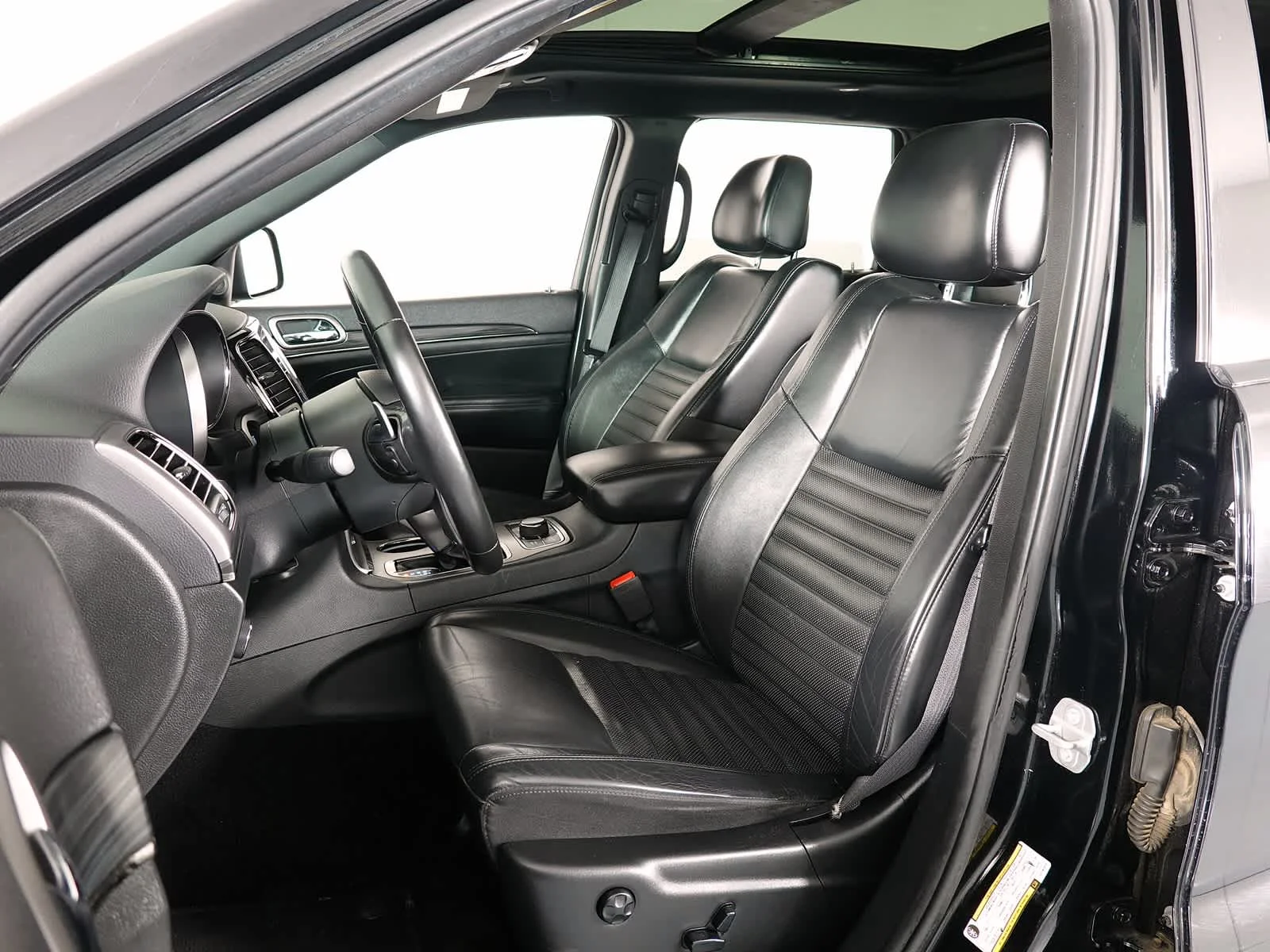 Used 2020 Diamond Black Crystal Pearlcoat Jeep Limited X image 13