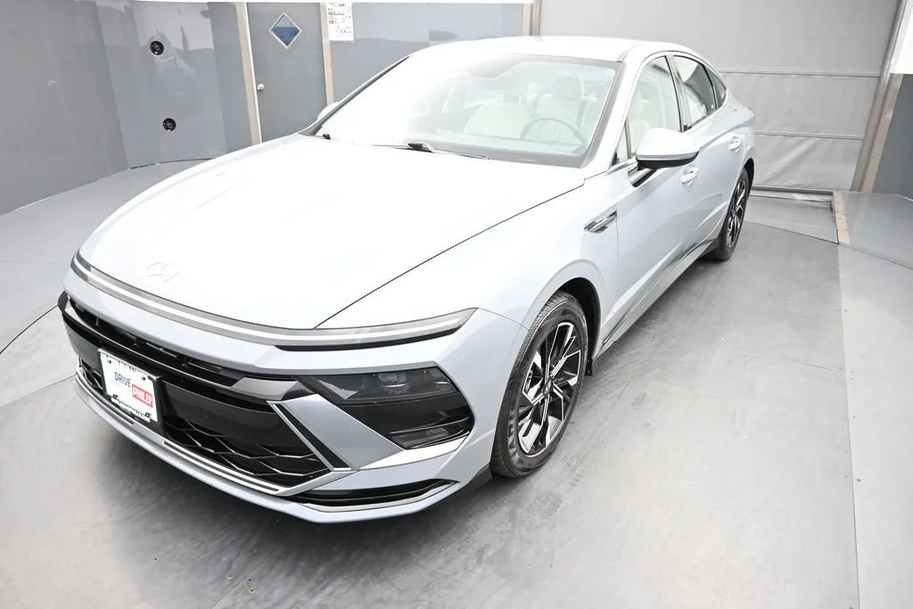 Used 2025 Blue Hyundai SEL image 1