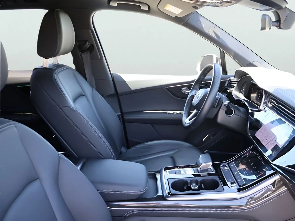 Used 2025  Audi 55 Premium Plus image 9