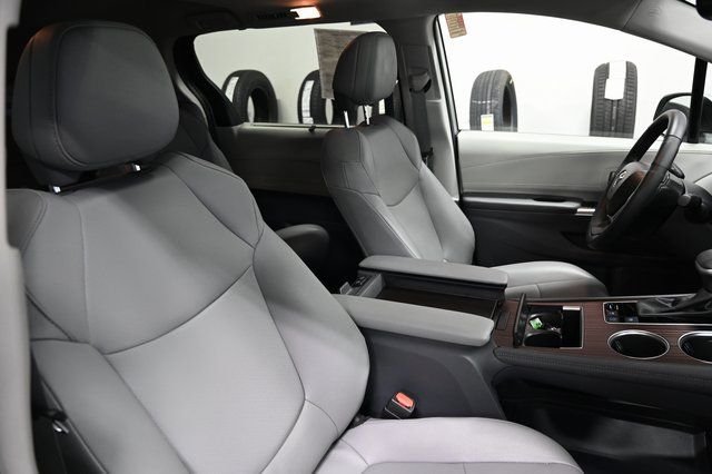 2023 Toyota Sienna XLE - Photo 9