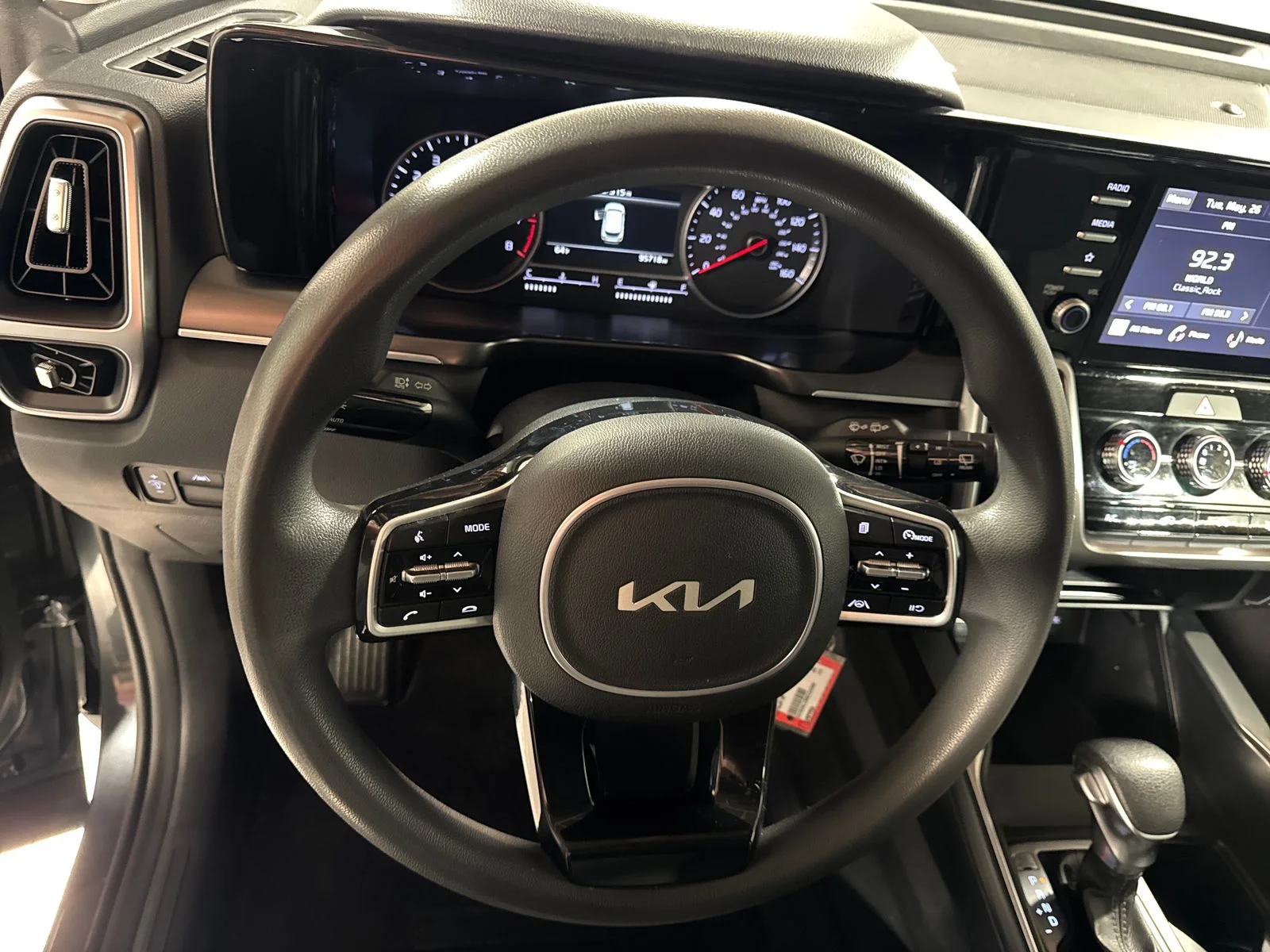 2022 Kia Sorento LX - Photo 18