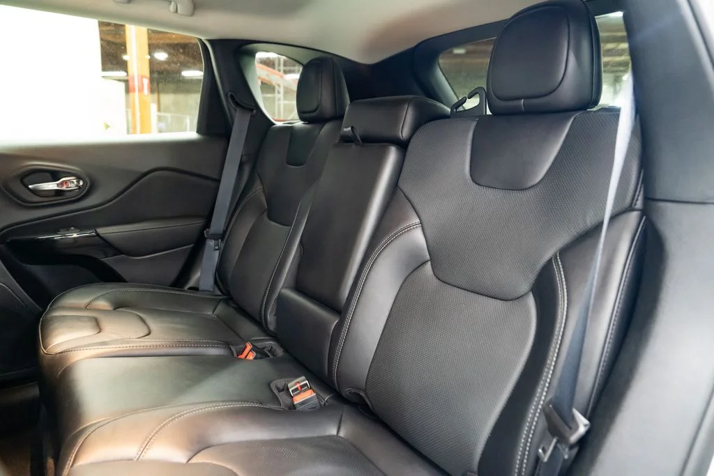 Used 2023 White Jeep Altitude image 27