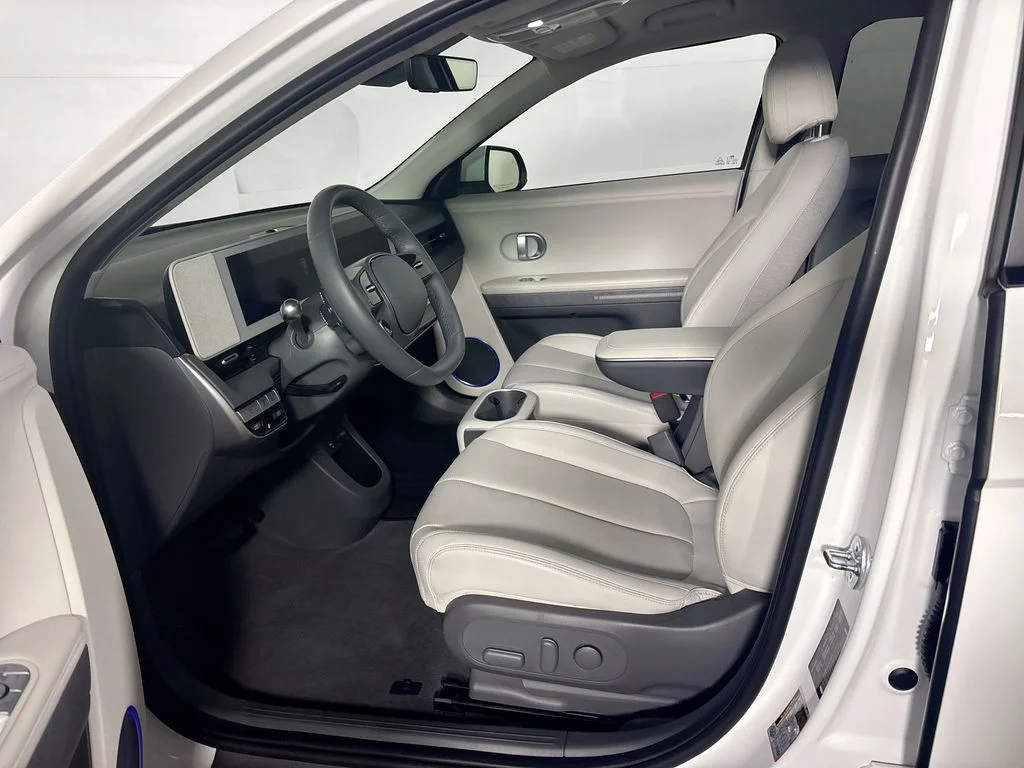 Used 2023 White Hyundai SEL image 11