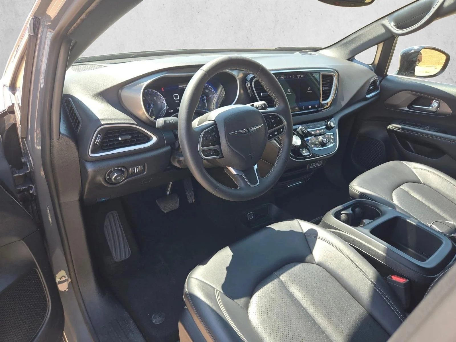 Used 2025 Ceramic Gray Clearcoat Chrysler Select image 10