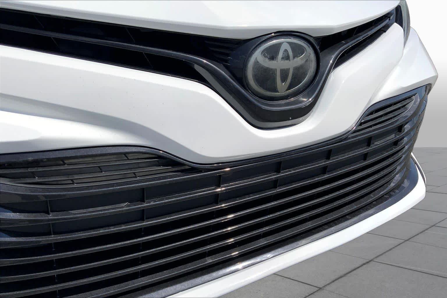 Used 2018 Super White Toyota LE image 29