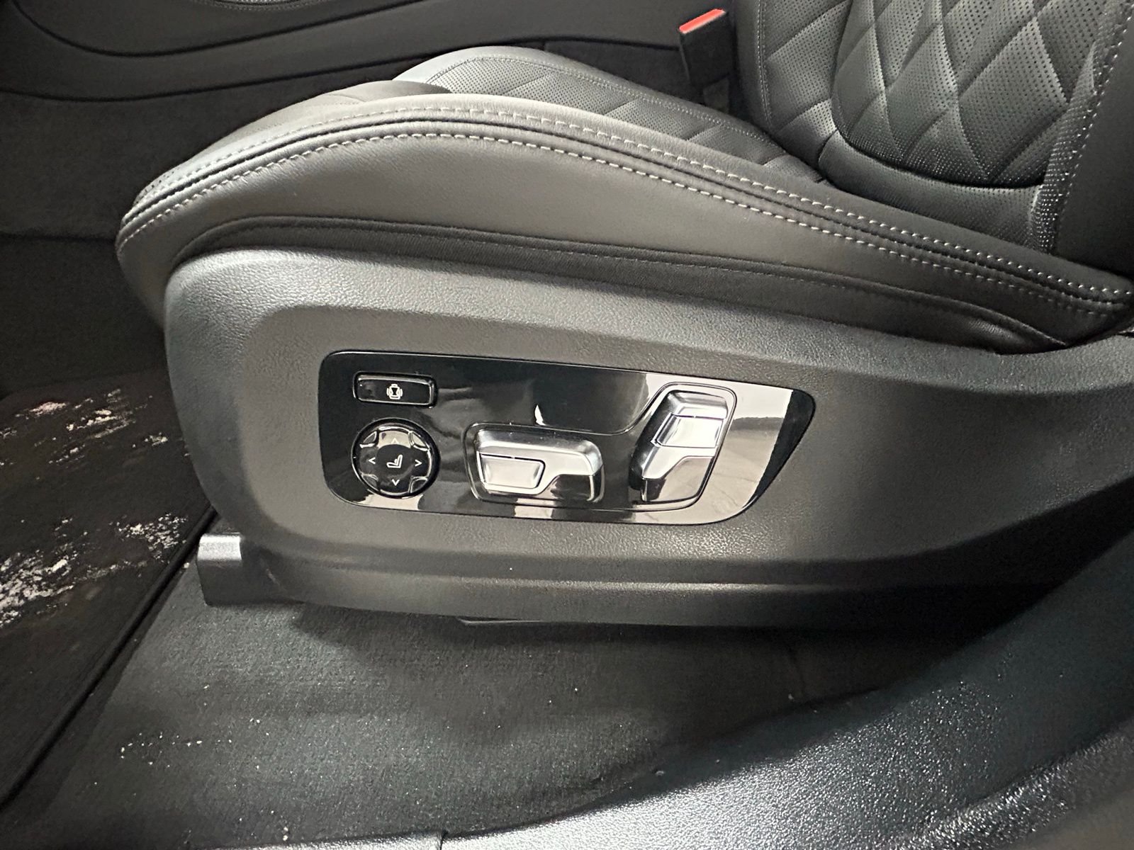 New 2026 Dravit Gray Metallic BMW xDrive50e image 31