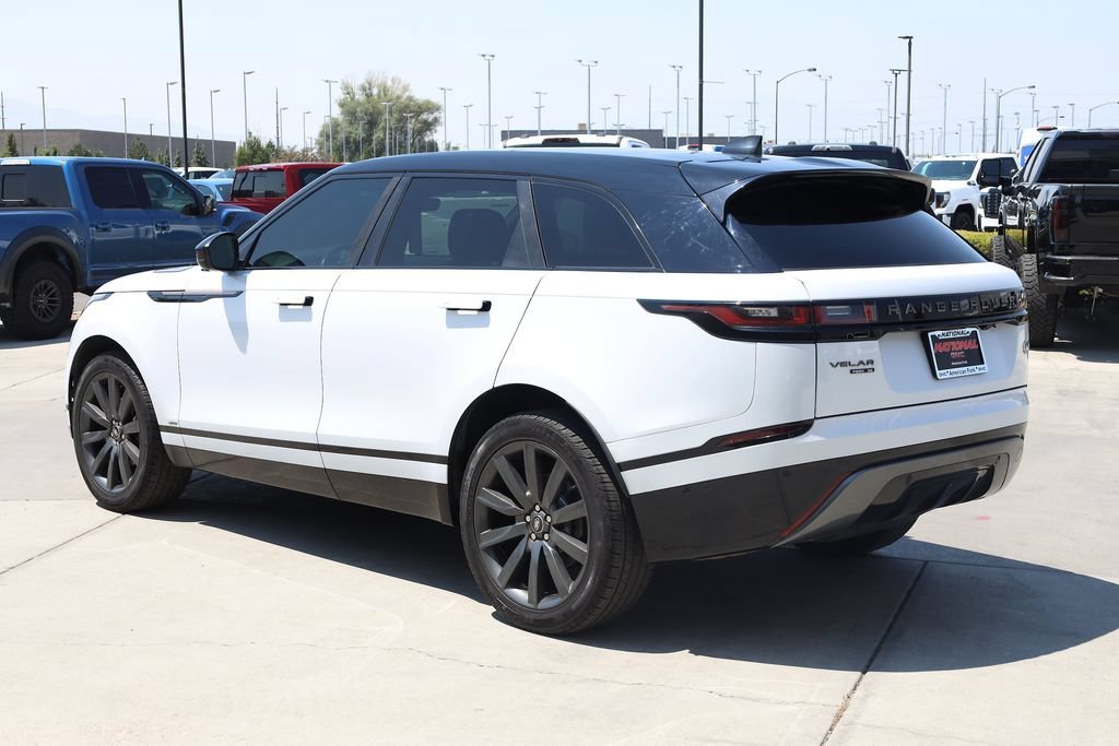 Used 2018 White Land Rover R-Dynamic SE image 4