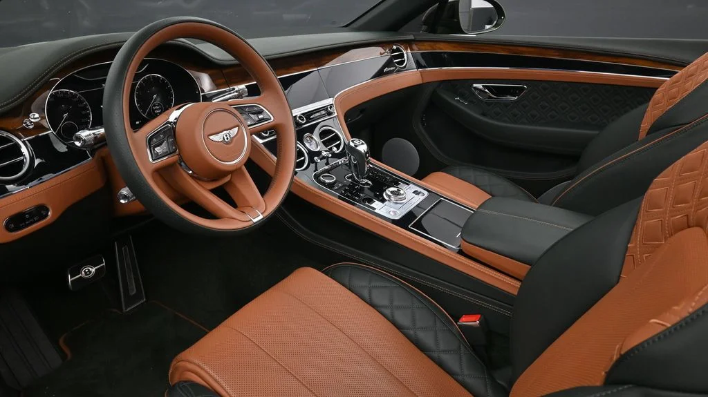 Used 2023 Green Bentley Azure image 8