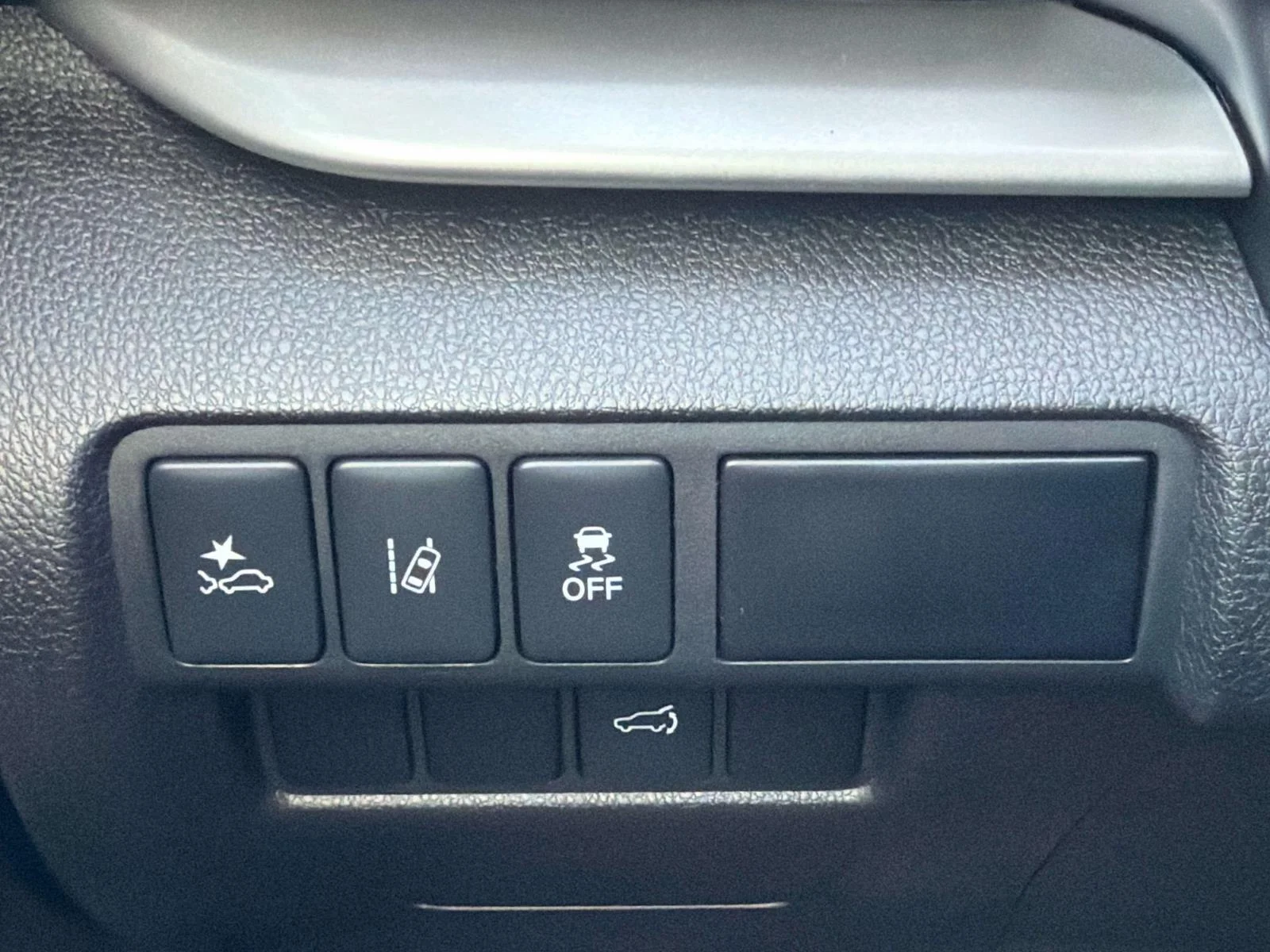 Used 2025 White Diamond Mitsubishi SE image 33