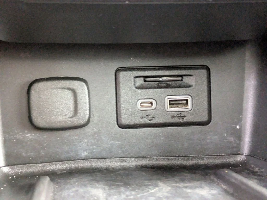 Used 2023  GMC Denali image 27